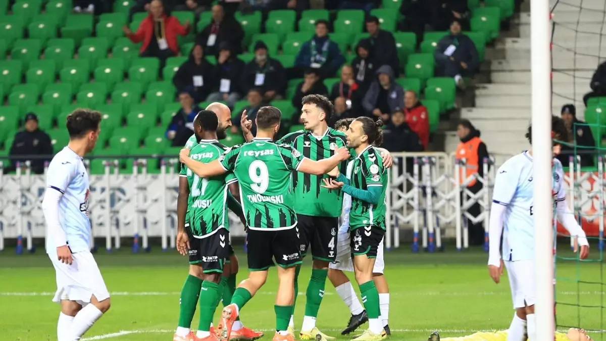 Sakaryaspor 11 maç sonra kazandı