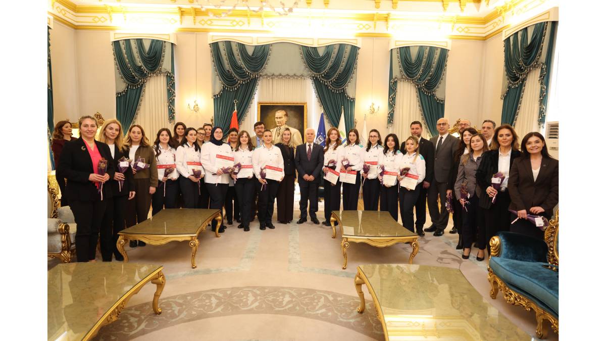 Bursa Büyükşehir Belediyesinin düzenlediği eğitimlere katılan 10 kadın vatman olarak göreve başlayacak