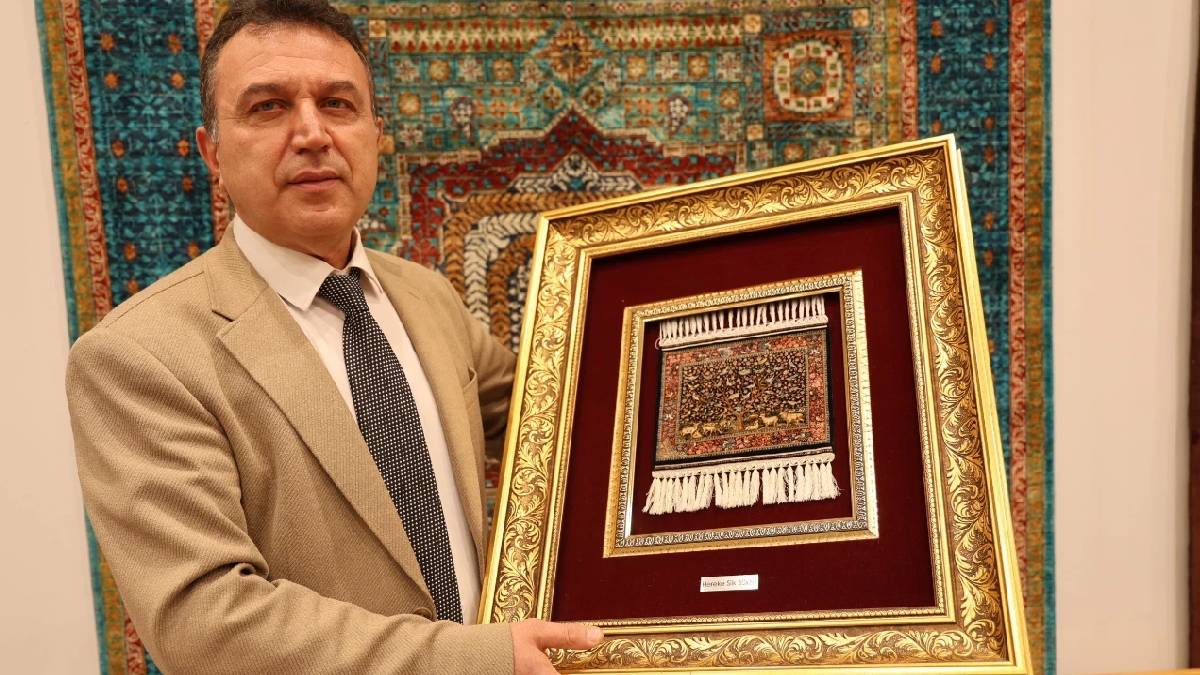 Dünyada ondan küçüğü yok! Değerine paha biçilemiyor, santimetresinde 2bin 500 ilmek bulunuyor