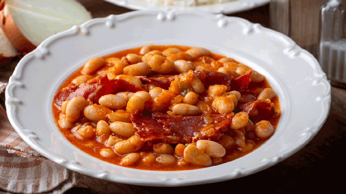 Sofraların sultanı: Geleneksel pastırmalı kuru fasulye tarifi