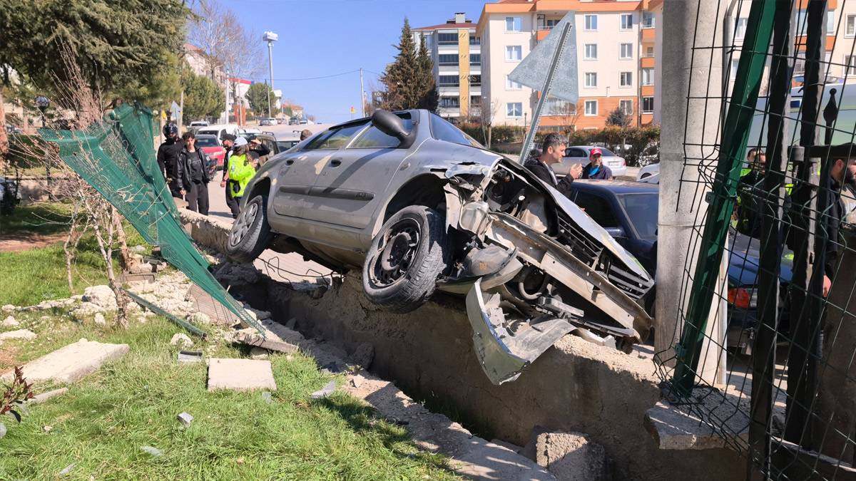 Bursa'da feci kaza! El freni çekilmeyen otomobil dede ve torunlarına çarptı: 1 ölü, 2 yaralı