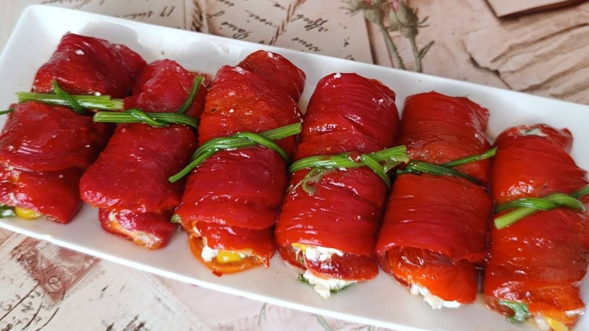 Sofralarınızda farklı bir lezzet arıyorsanız mutlaka deneyin: Renk cümbüşü yaşatan peynirli kapya biber sarması