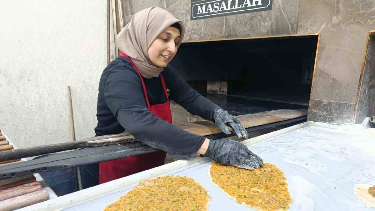 Erkek işi diyenleri dinlemedi! Yapamazsın diyenlerin hepsi 4 çocuk annesini imrenerek izliyor