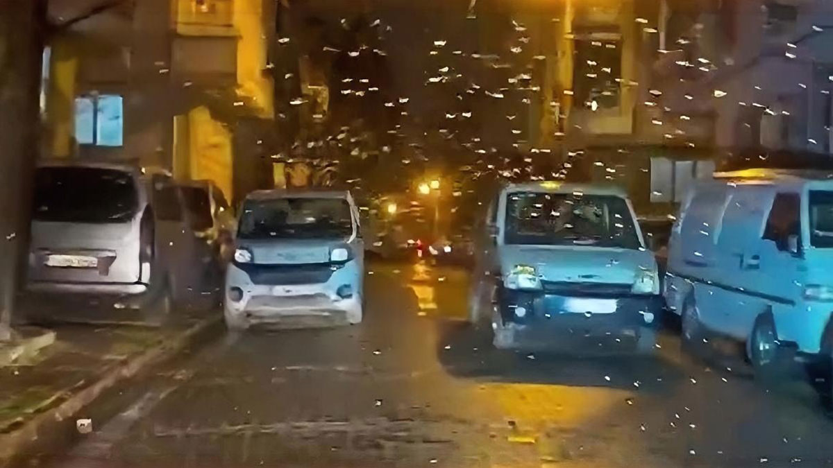 Ahlaksız sürücülerin hatalı parkı, yol geçişini kapattı