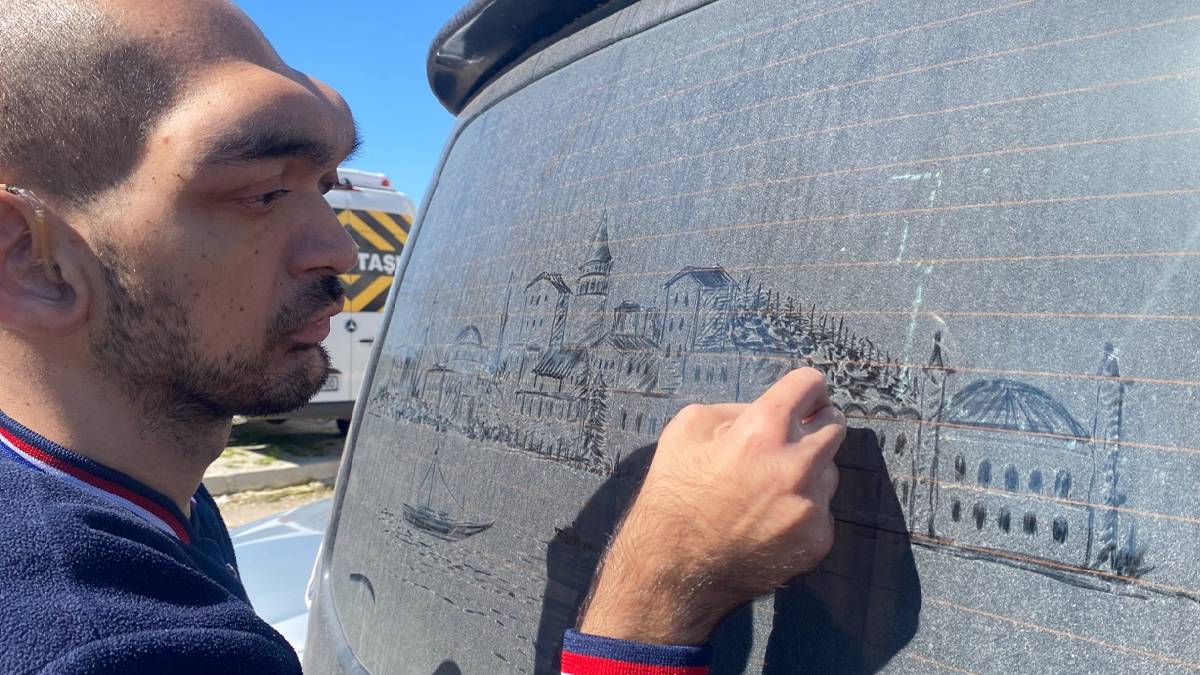 Tozlu cam onun sanat stüdyosu! 4 yaşında başladı, sokak gördüğü her cama yapışıyor