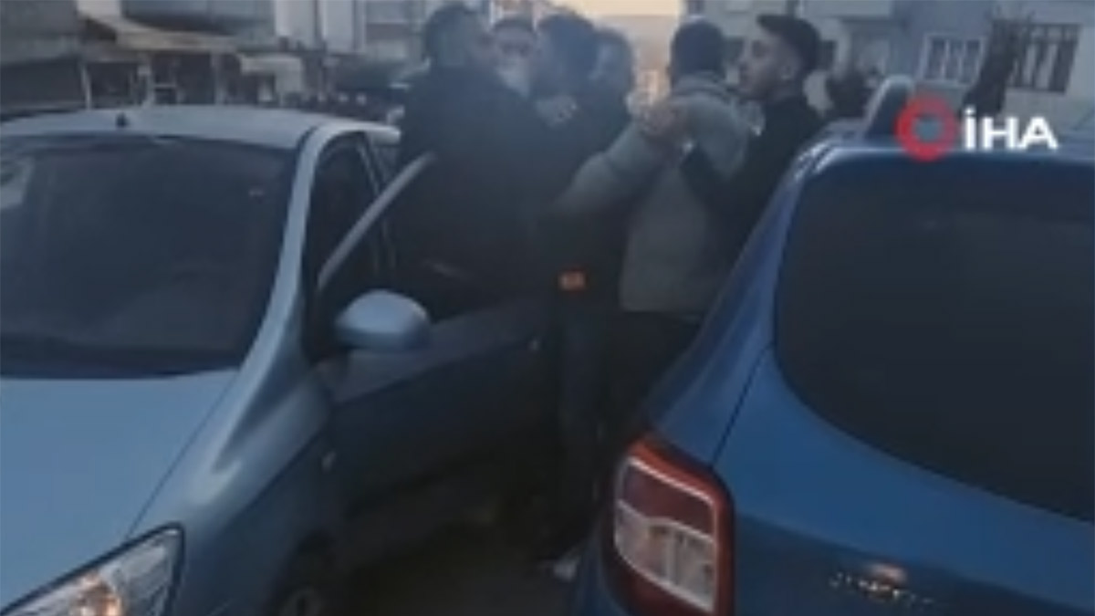 Yol verme tartışmasında bıçak çekti, vatandaşlar araya girdi: O anlar kamerada