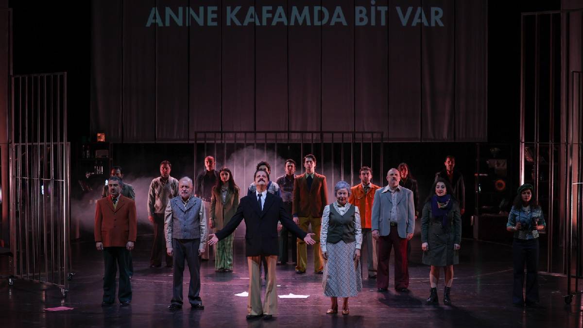 Tarık Akan’ın hayatı tiyatro sahnesinde: “Anne Kafamda Bit Var” prömiyerini yaptı