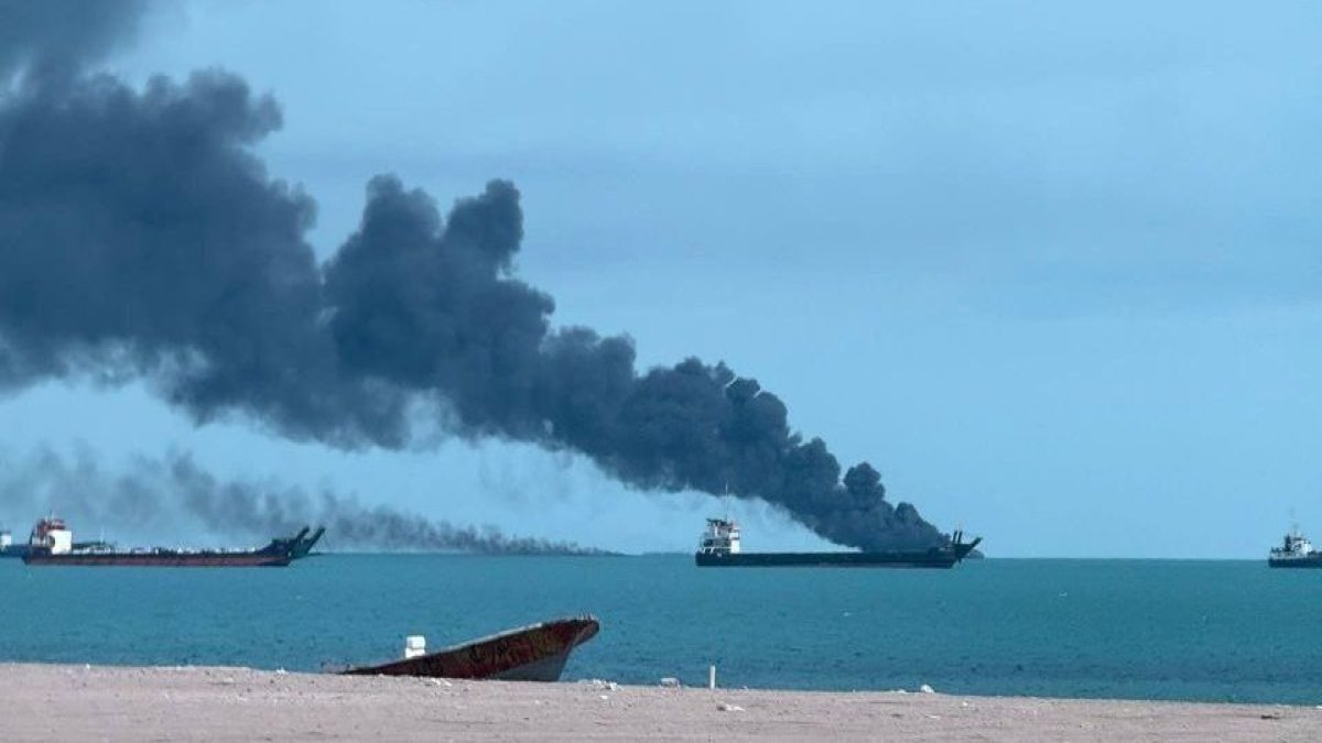 Basra Körfezi'nde dehşet anları: ABD İran gemilerini vurdu, tankerler alev topuna döndü