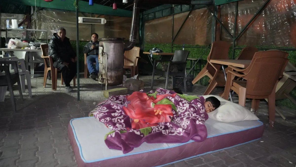 Denizli'de artçılardan korkan vatandaşlar dışarda sabahladı