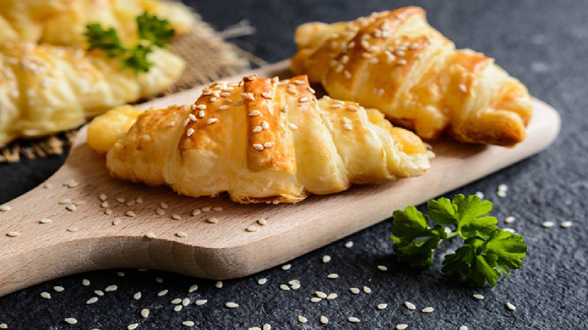 Sofraların yıldızı: Tel tel ayrılan peynirli katmer börek tarifi