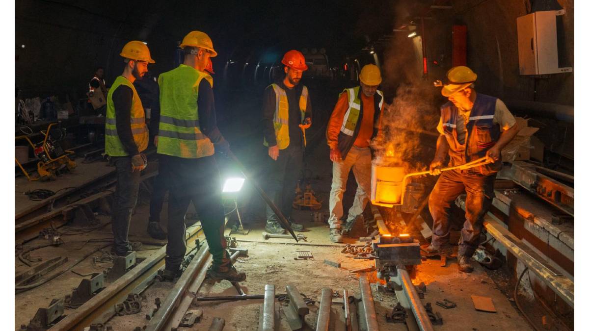 Bornova’da metro hattında raylar yenileniyor