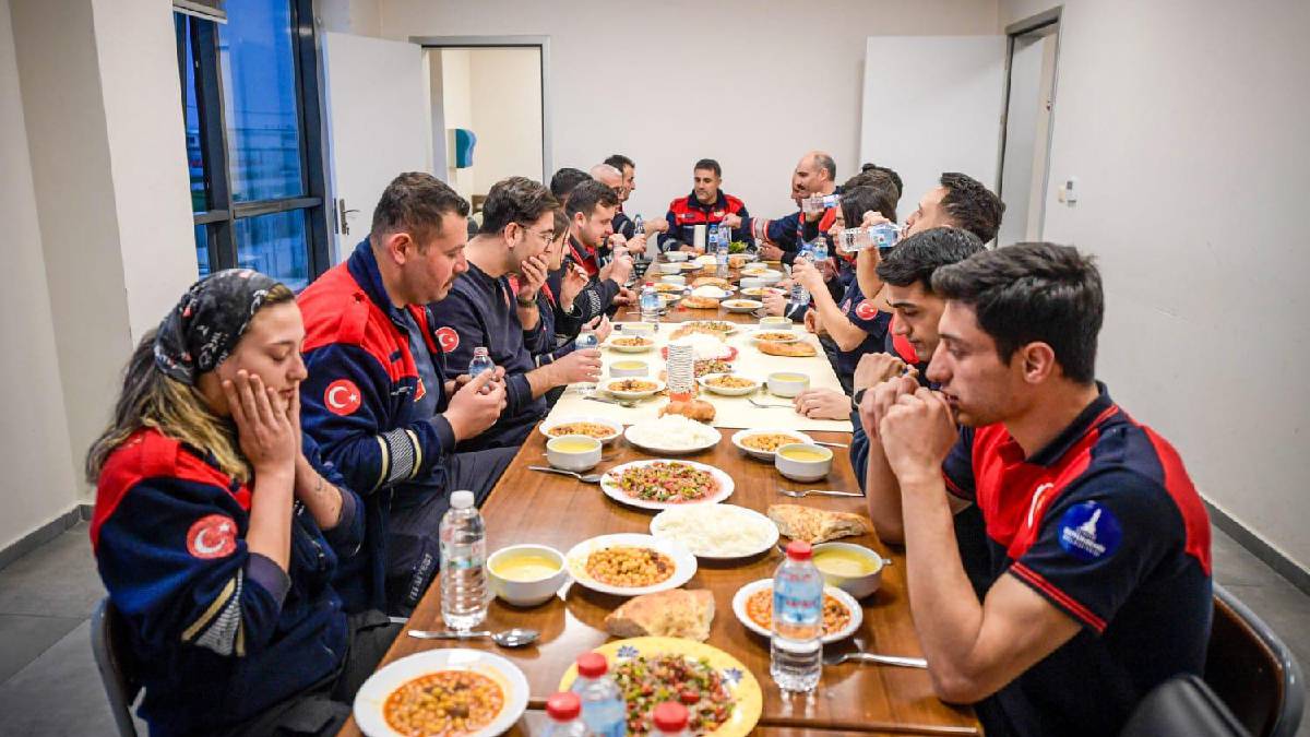 Ateş savaşçılarından ramazan geleneği: İftara niyetlenip yangına koşuyorlar