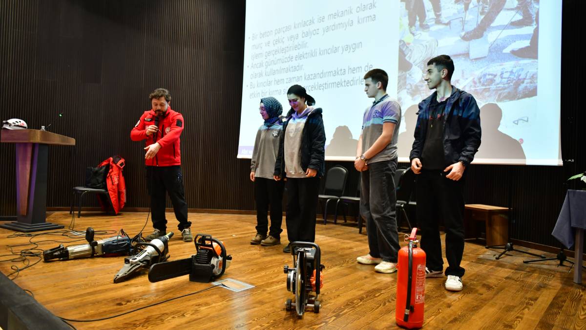 Esenyurt’ta liselilere arama kurtarma eğitimi