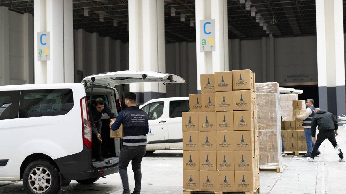İzmir’de dayanışma seferberliği: Büyükşehir milyonlara ulaştı, 683 bin başvuruya sosyal destek sağlandı