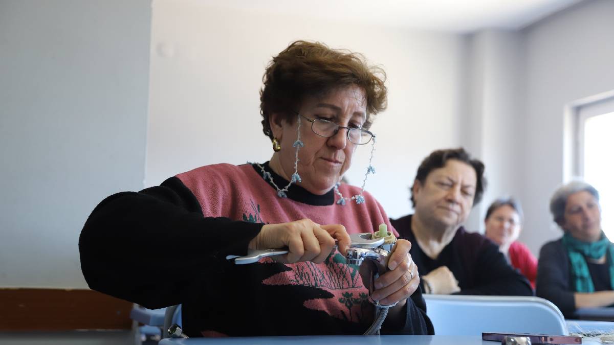 Büyükşehir'den “kadın işi–erkek işi” algısını kıran eğitim: Eskişehirli kadınlar evde tamirin ustası oldu