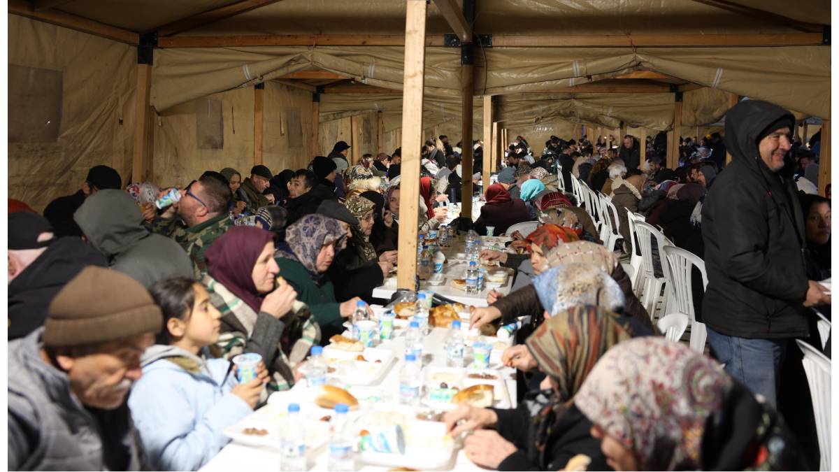 12 ilçede kurulan iftar sofraları binlerce Eskişehirliyi buluşturdu