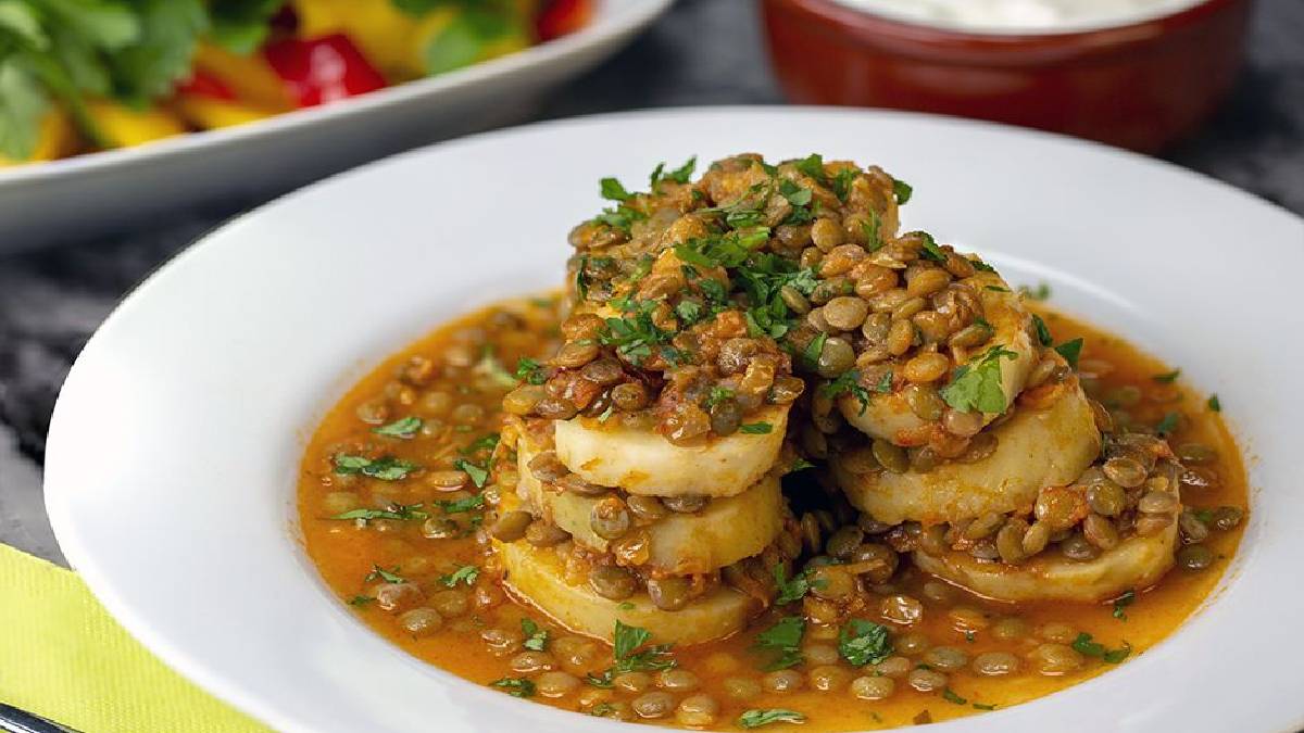 Sofraların yeni protein deposu: Yeşil mercimekli patates dizme tarifi…