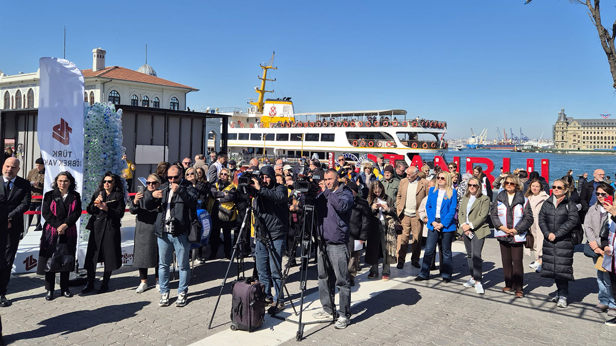 Türkiye'de 72 bin diyaliz hastası var: Türk Böbrek Vakfı'ndan Kadıköy'de dev pet şişe maketiyle kritik uyarı