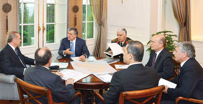 MGK’yı dinleyen FETÖ, bakanın cebine not koydu