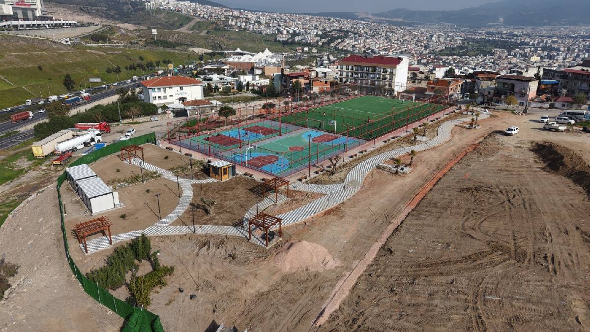 Bayraklı’da Ferdi Zeyrek Spor Kompleksi’nde çalışmalar sona yaklaştı