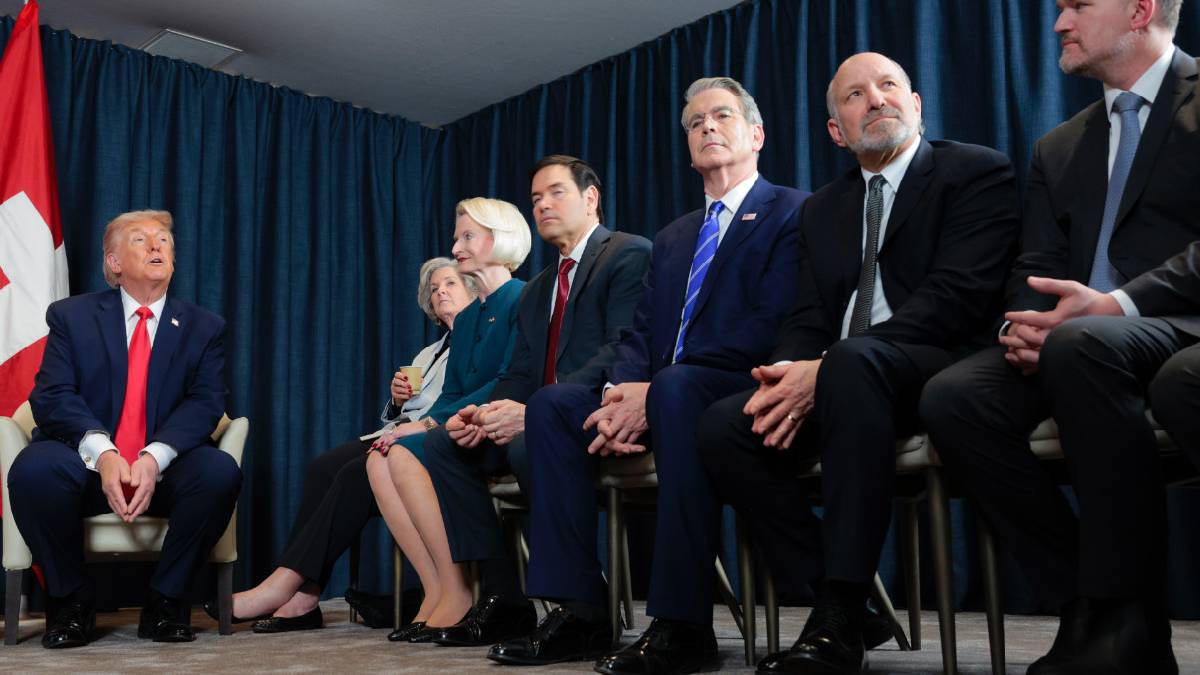 Trump’tan ayakkabı dayatması: Çevresine aynı markayı dağıtıyor