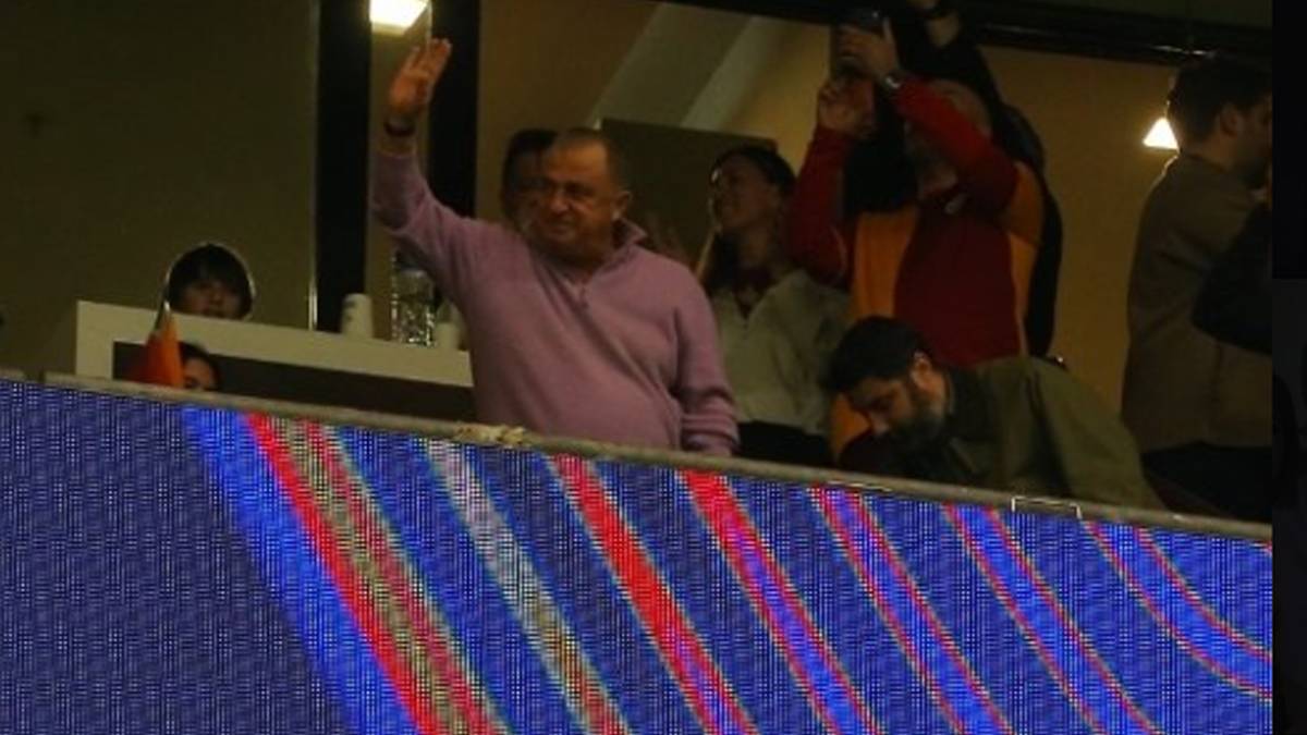 Fatih Terim, Galatasaray-Liverpool maçını tribünden takip etti