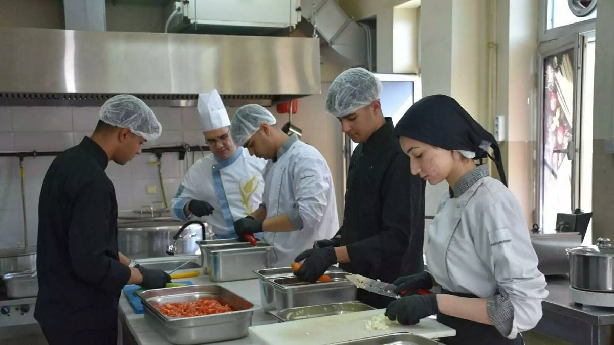 Kazanlar tarım işçileri için kaynadı! Okulda iftar mesaisi devam ediyor