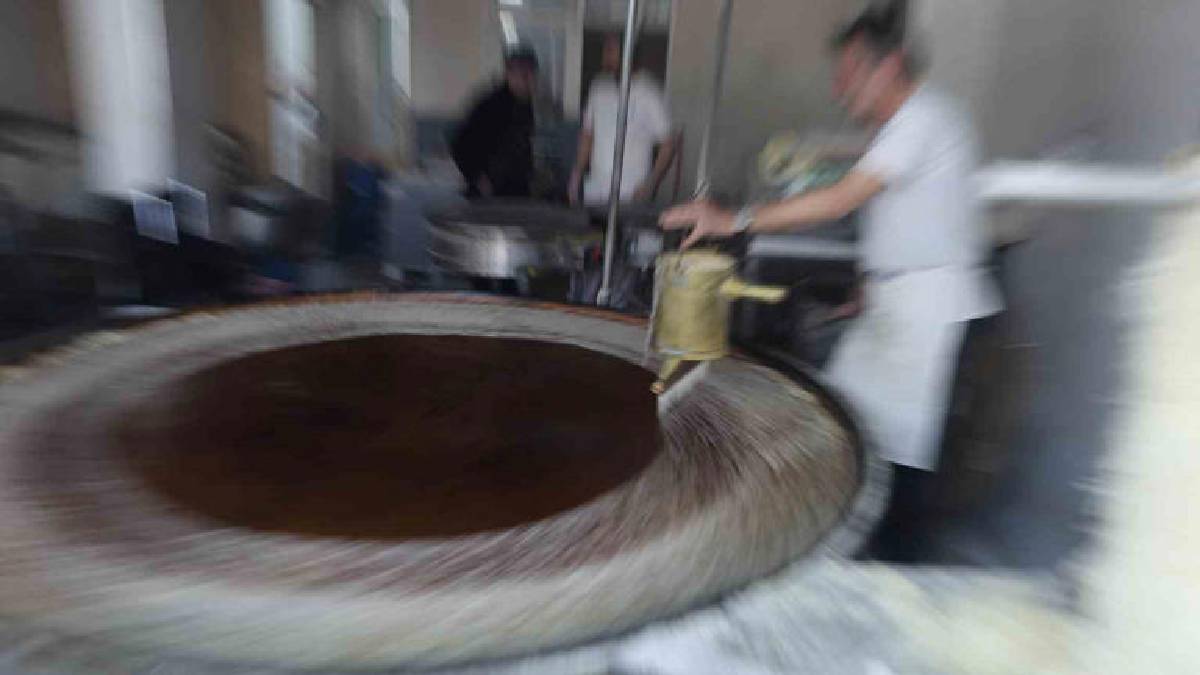 45 yıllık bakır tepsi geleneğiyle pişiyor: Kilosu 180 TL