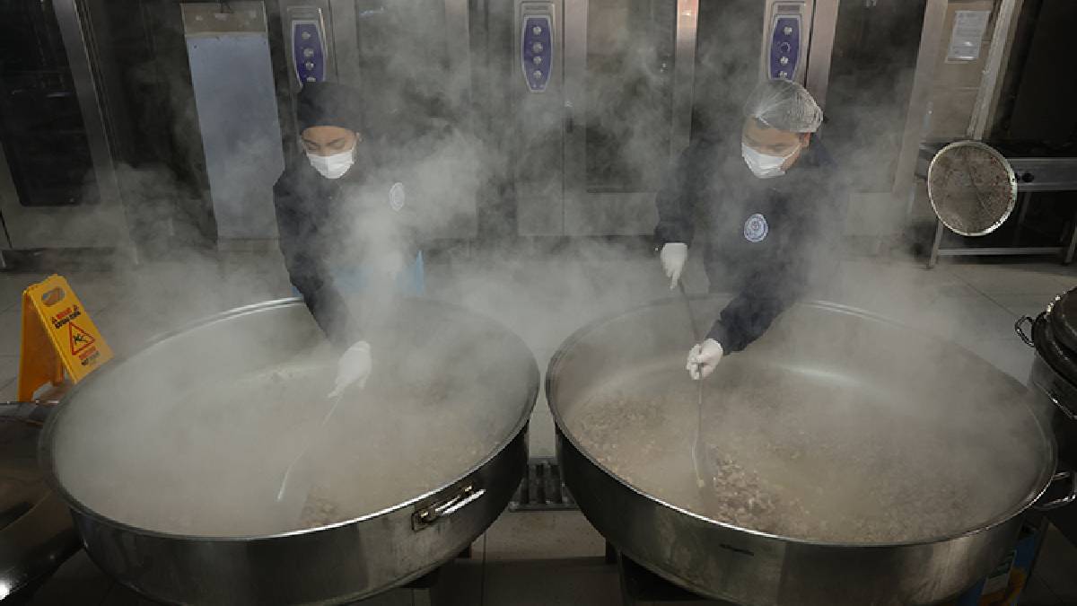 Öğrenci ellerinden sofralara: Her gün 5000 kişilik iftarlık hazırlıyorlar