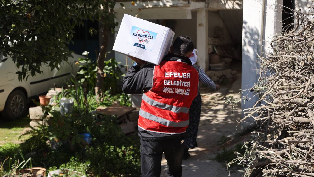 Efeler Belediyesi Ramazan’ın bereketini hanelere taşıyor
