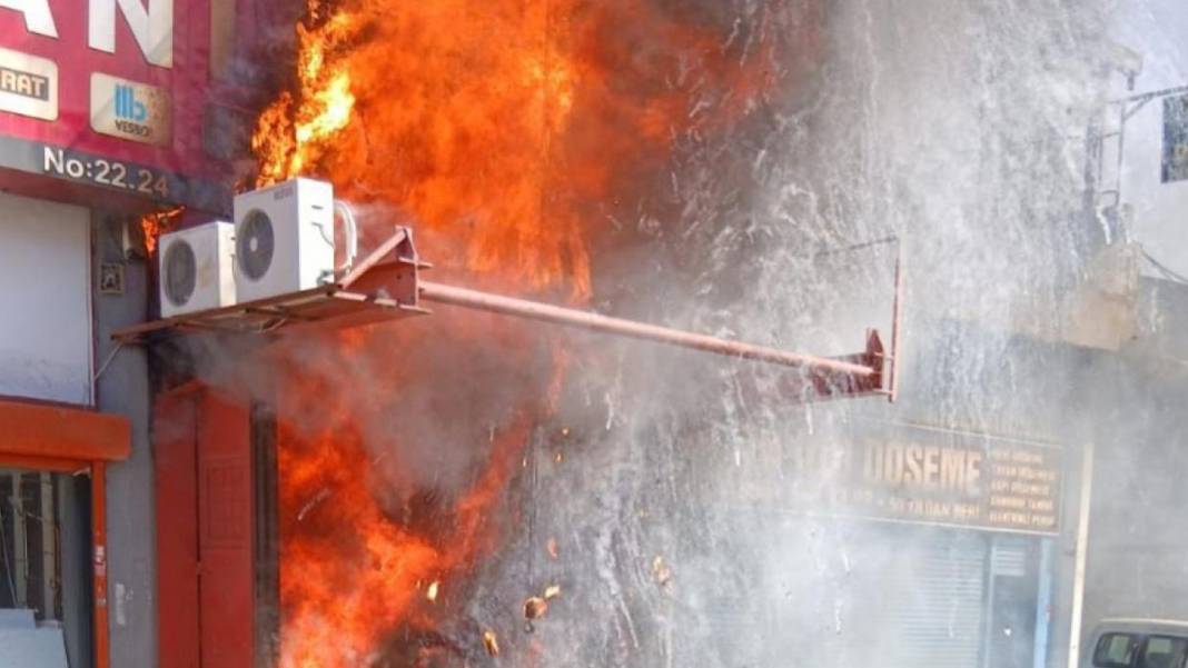 Zeytinburnu'nda 2 katlı iş yerinde yangın