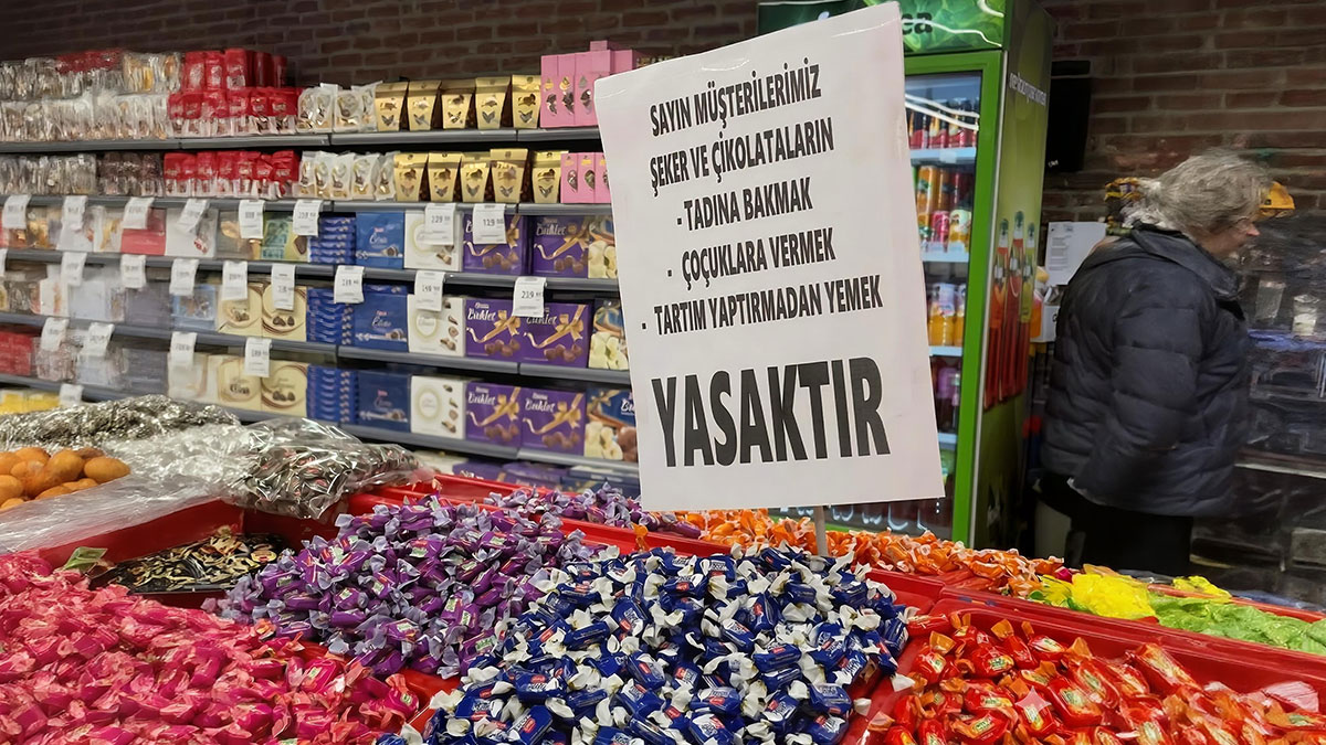 Şeker reyonuna asılan 'yasak' tabelası sosyal medyayı ikiye böldü