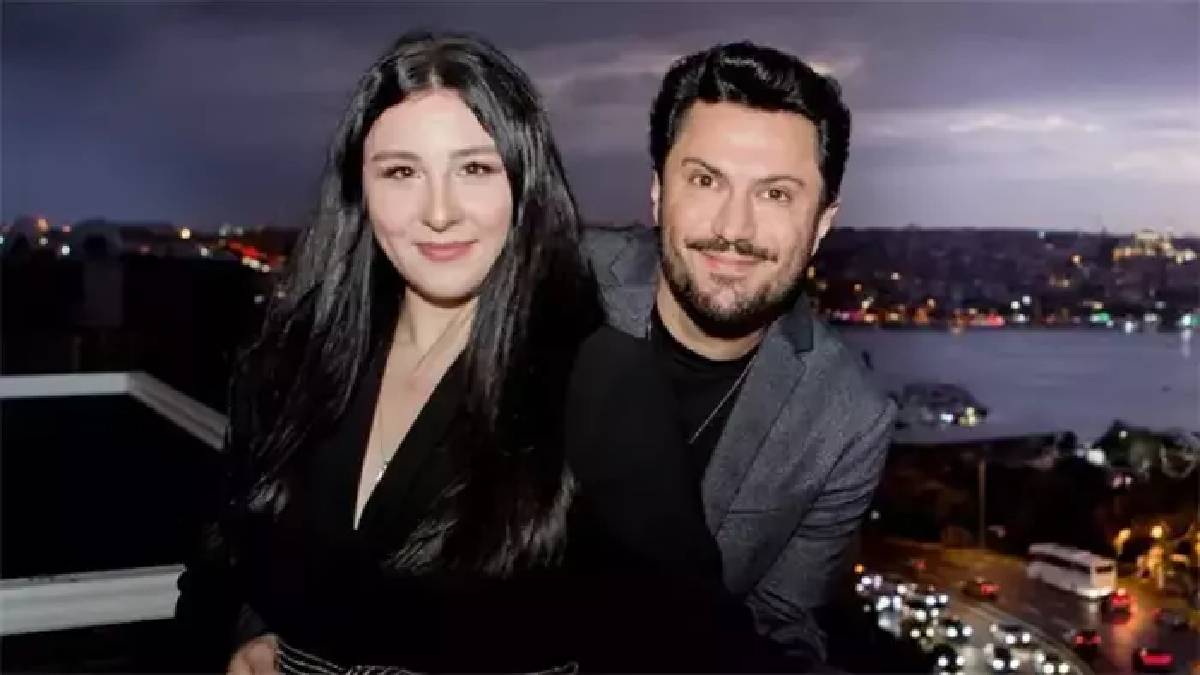 Evlilik yıldönümlerini tribünde kutladılar! Yasemin Sakallıoğlu ve Burak Yırtar 5. yılını kutladı