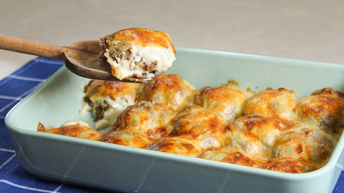 Denemeyen çok pişman olur! Yapması çok basit: Beşamel soslu ve kaşarlı fırın köfte tarifi