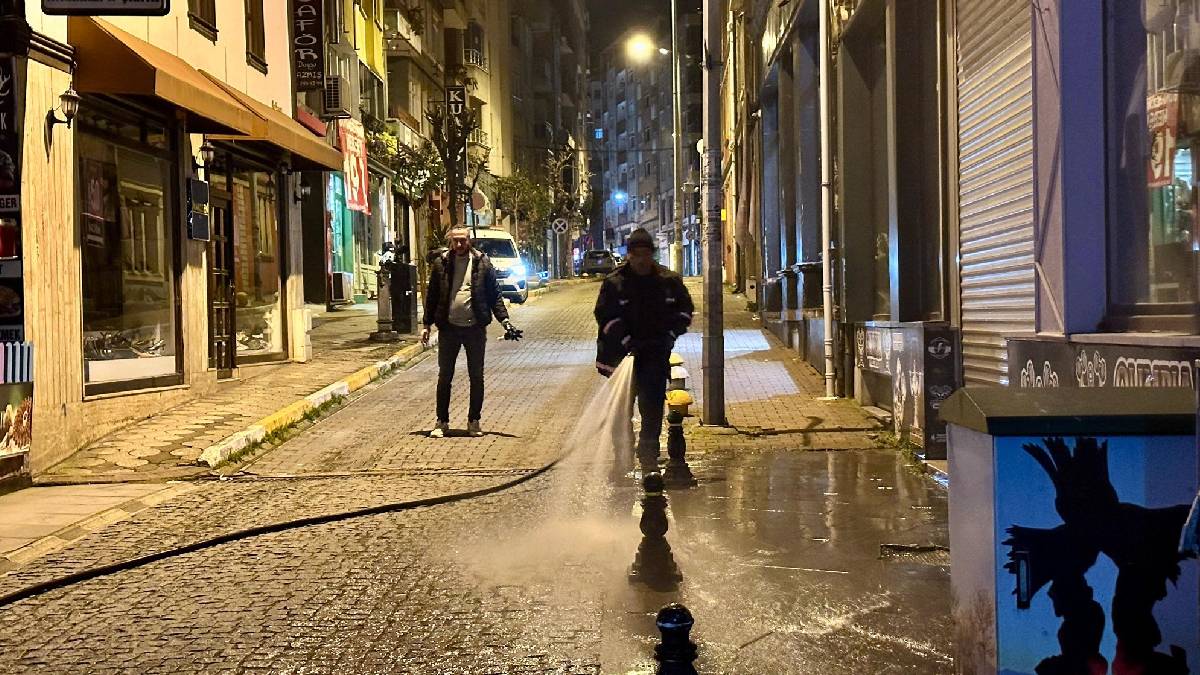 Belediyeden gece saatlerinde yıkama çalışması