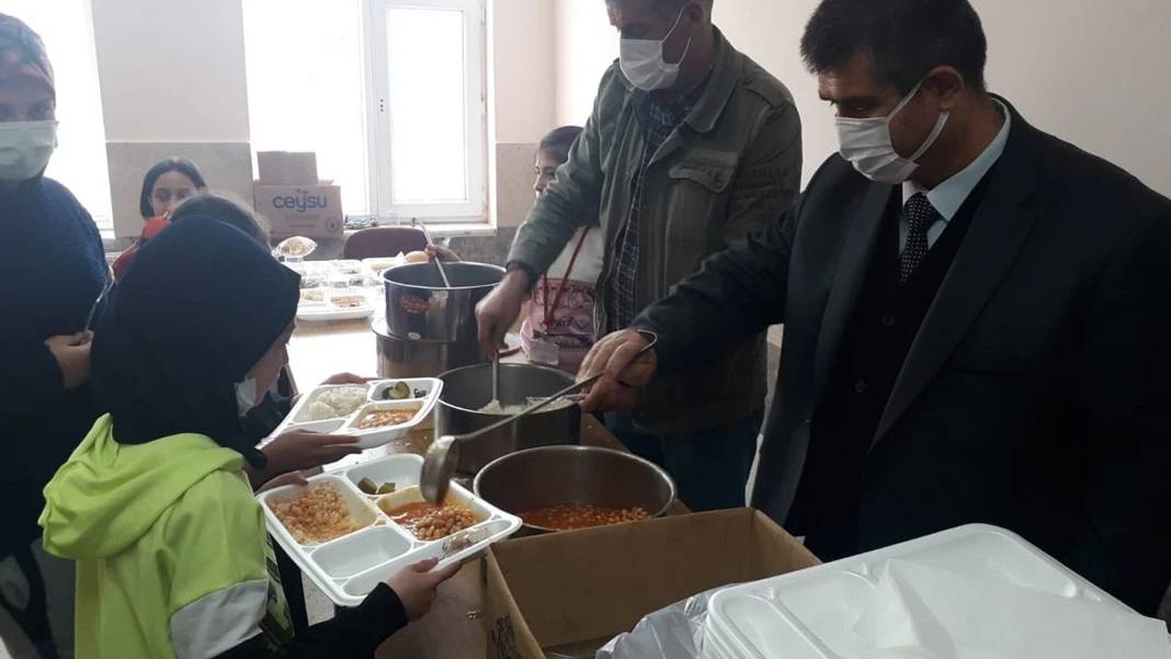 12 Mart Dünya Okul Yemekleri Günü'nde acı tablo: Türkiye'de milyonlarca öğrenci derslere aç ve susuz giriyor