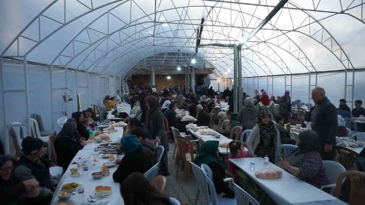 Burada iftar imece usulü yapılıyor: Her gün 300 kişi aynı sofrada buluşuyor
