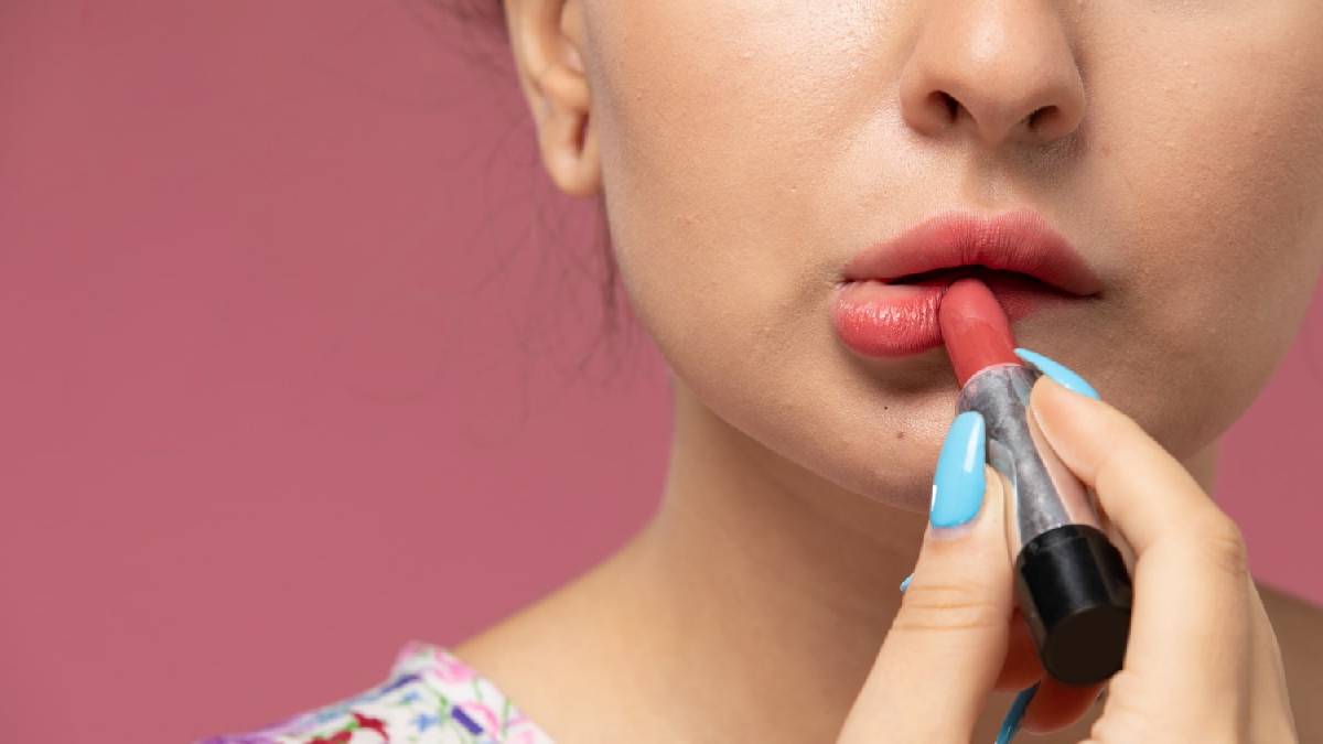 Kadınların olmazsa olmazı tehlike saçıyor: Ruj sürmenin sağlığa zararları neler?