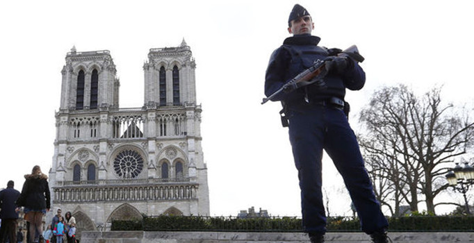 Fransa'nın başkenti Paris'te terör olaylarına karşı sıkı güvenlik önlemleri