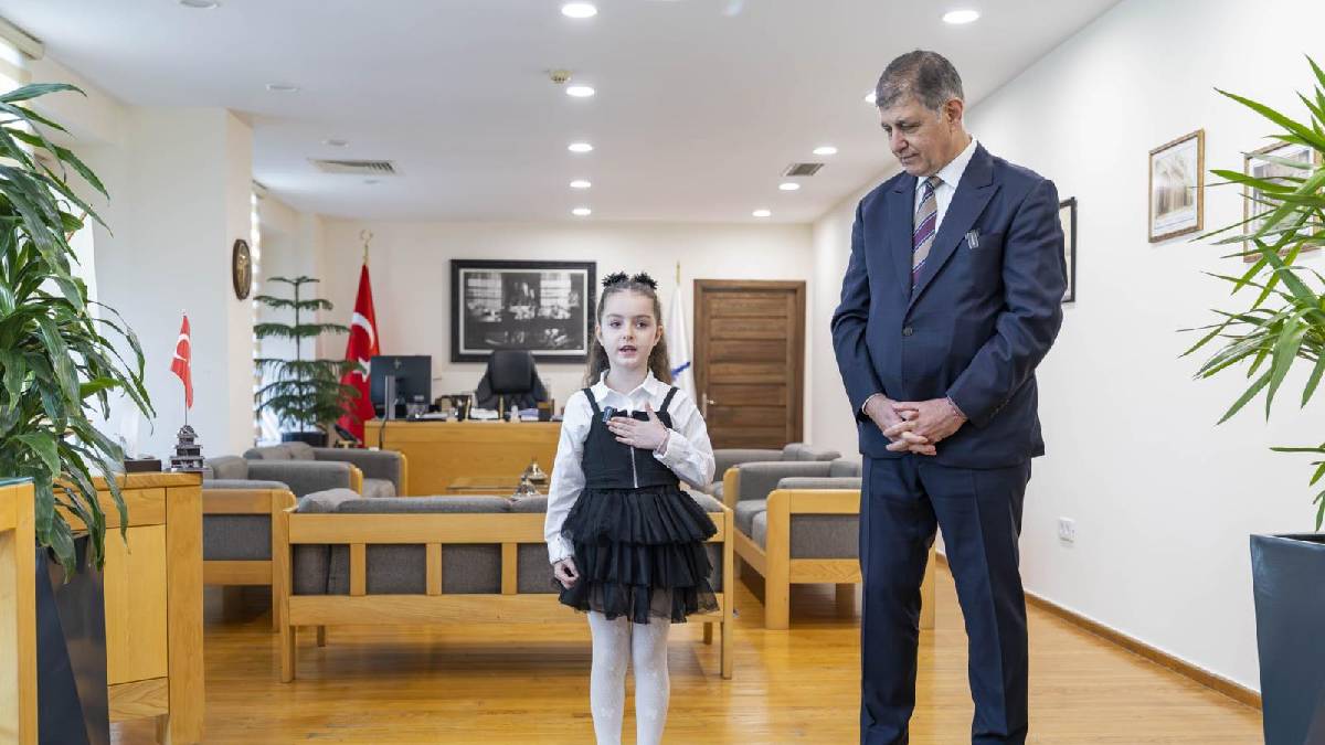 Başkanlık makamında gurur veren buluşma: Başkan Tugay,  İstiklal Marşı’nı ezbere okuyan minik Esila'yı makamında ağırladı