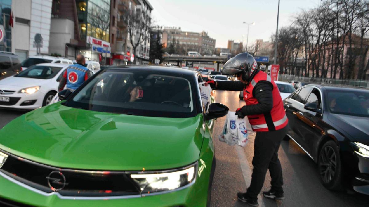 İftar saatinde yolda olan Başkentliler unutulmadı: Ankara Büyükşehir, motokuryelerle kumanya dağıtımı gerçekleştirdi