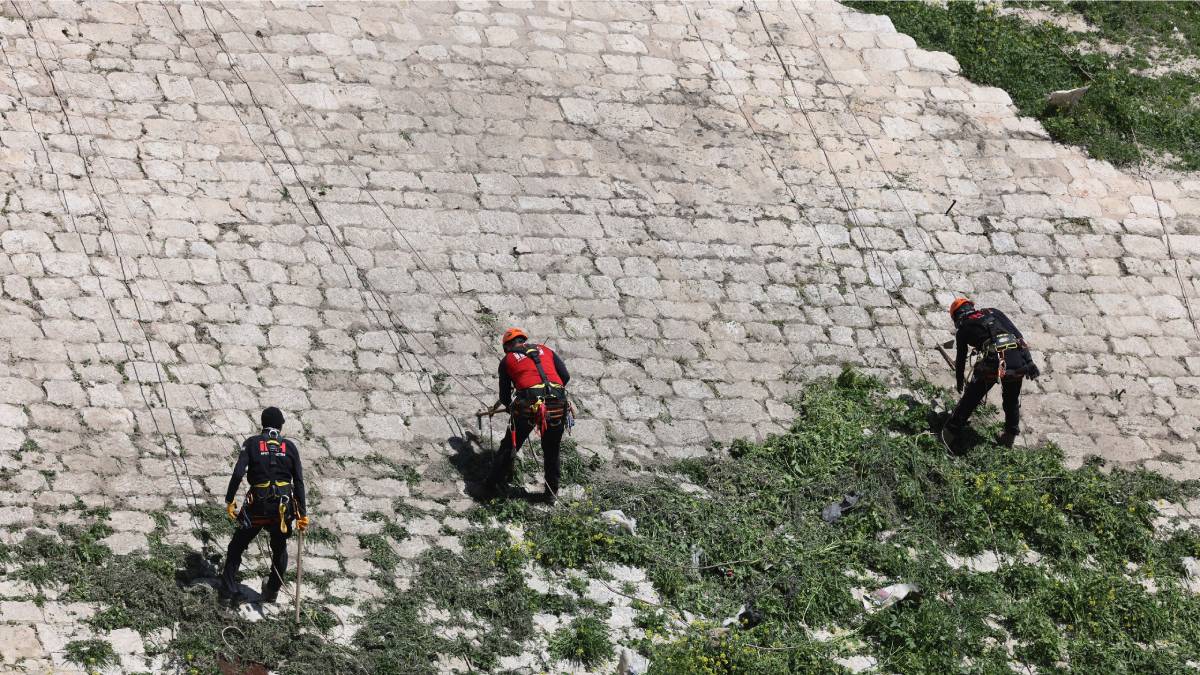 İHH, Halep Kalesi’nde temizlik ve düzenleme çalışması yaptı