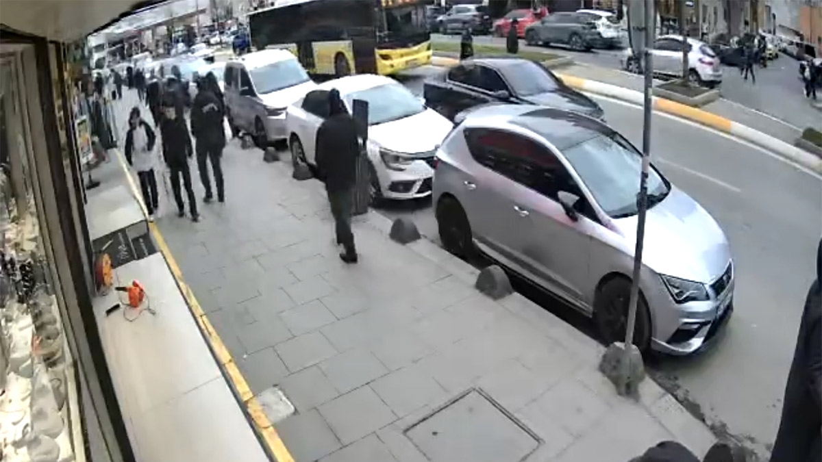 İETT otobüsünün çarptığı kadın ağır yaralandı: Kaza anı kamerada