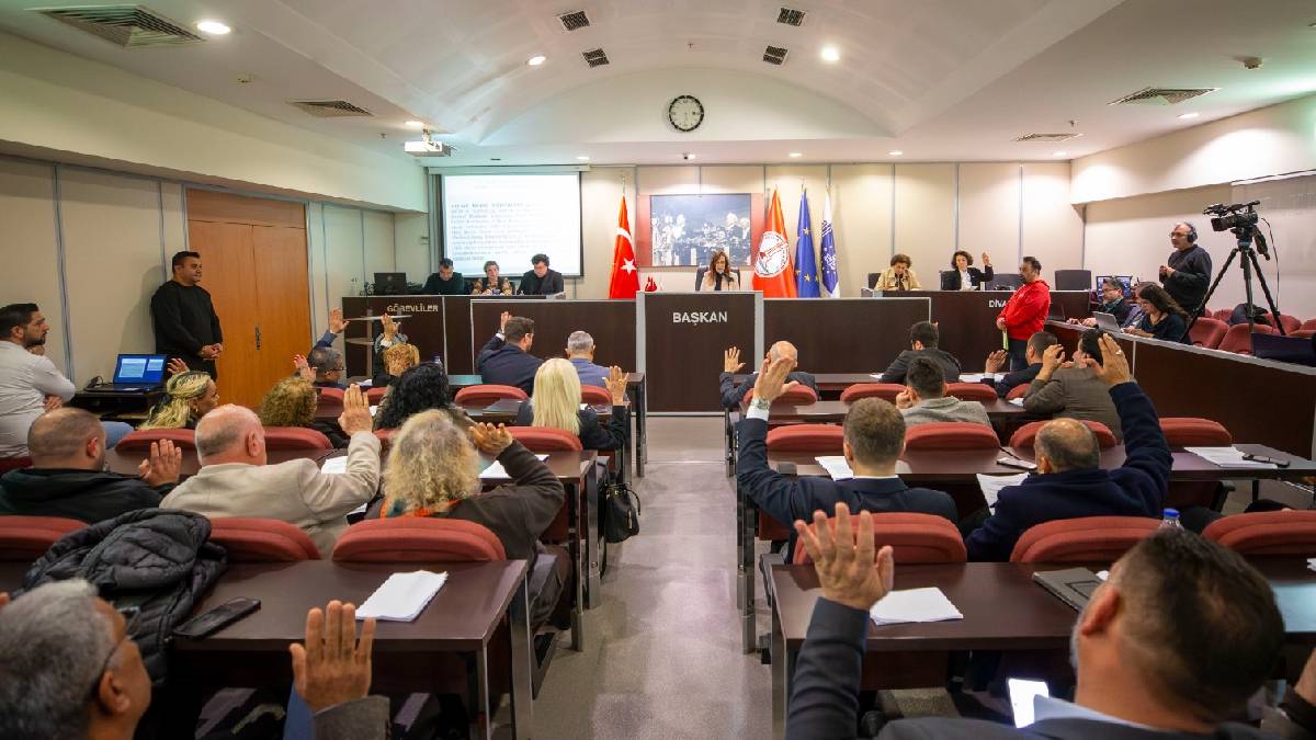 Karşıyaka’dan çocukları şiddet sarmalından koruyacak tarihi karar: Pazar yerlerinde kesici alet satışına son!