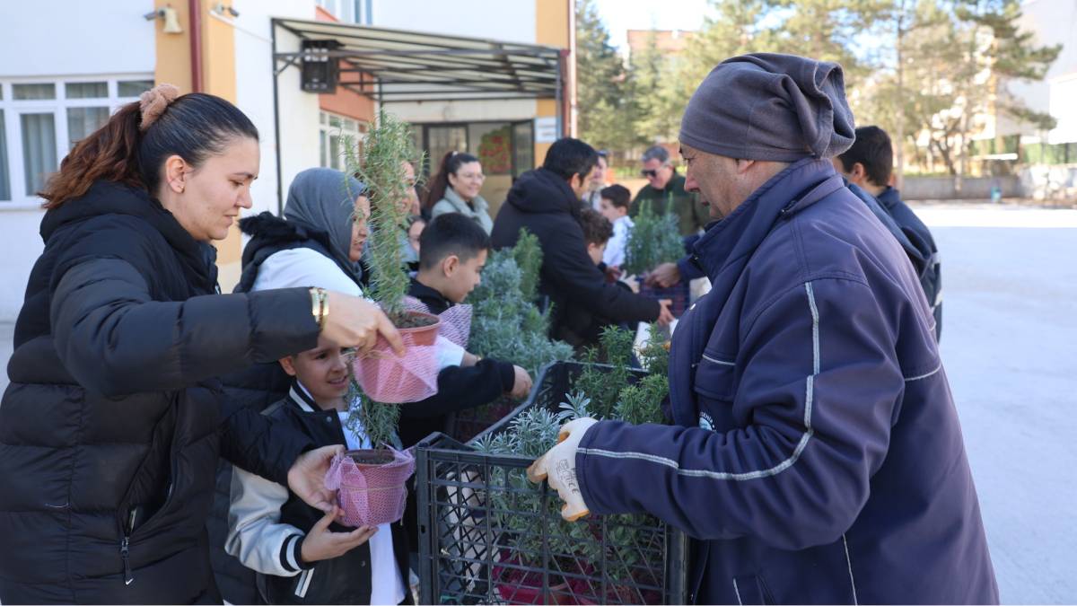 Öğrencilerin anlamlı talebine Büyükşehirden destek: Lavanta ve biberiye çiçekleri ile Fatma Nur öğretmenin anısı yaşatılacak