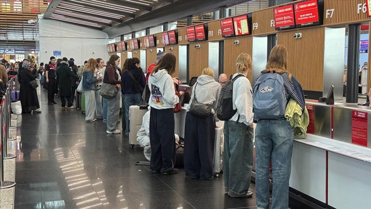 İstanbul'daki havalimanlarında tatil yoğunluğu başladı