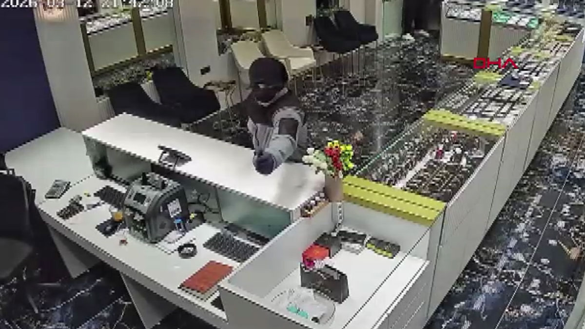 O anlar kamerada: Biber gazlı soyguna çay kazanıyla karşı koymaya çalıştı