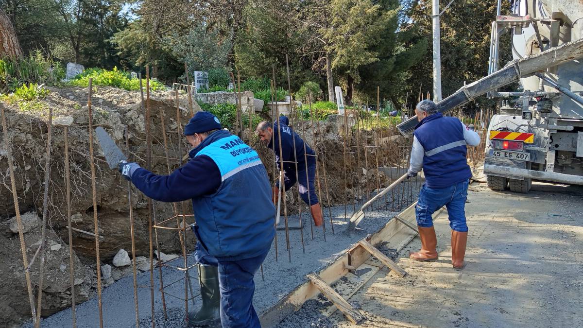 Mezarlıklar bayrama hazırlanıyor