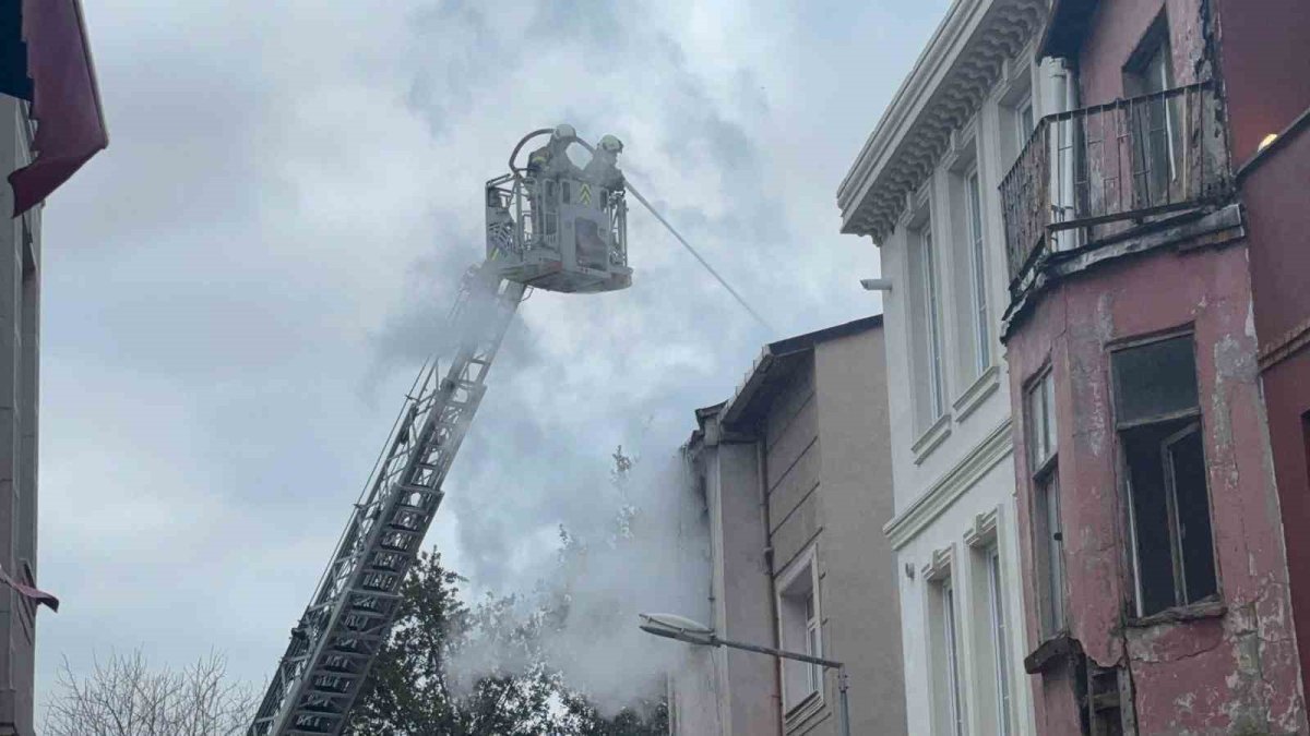 Fatih'te 3 katlı binada yangın: 1 ölü, 7 yaralı