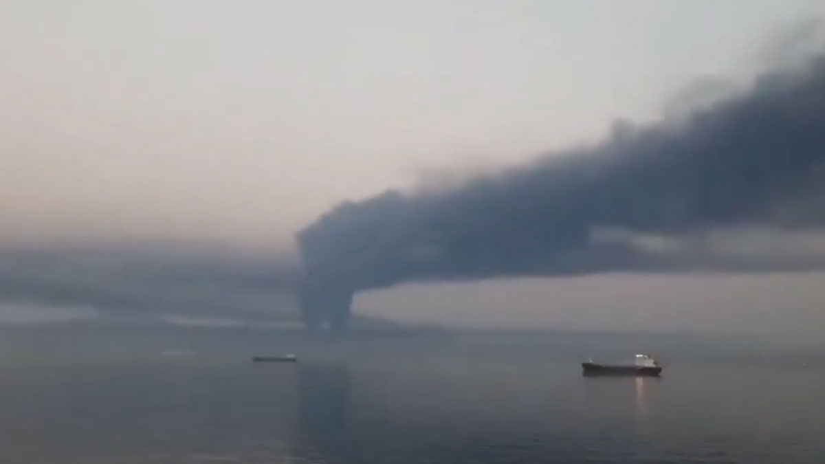 Körfez'in son çıkış kapısı ateş altında! İran, BAE'nin stratejik Füceyre Limanı'nı İHA'larla vurdu